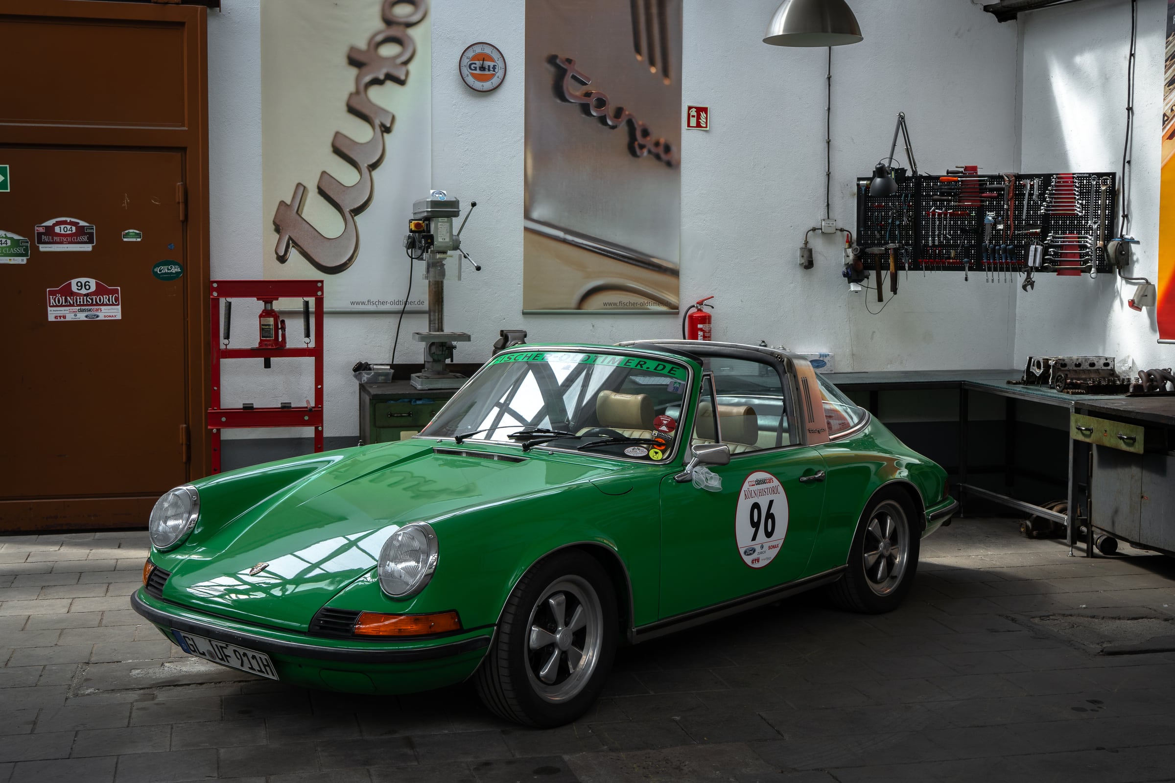 Grüner klassischer Porsche in der Werkstatt